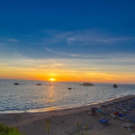 Christinas Apartments Agios Matthaios  ภายนอก รูปภาพ