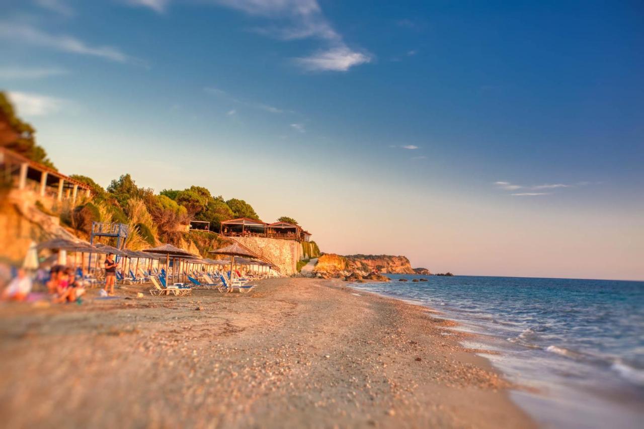 Christinas Apartments Agios Matthaios  ภายนอก รูปภาพ