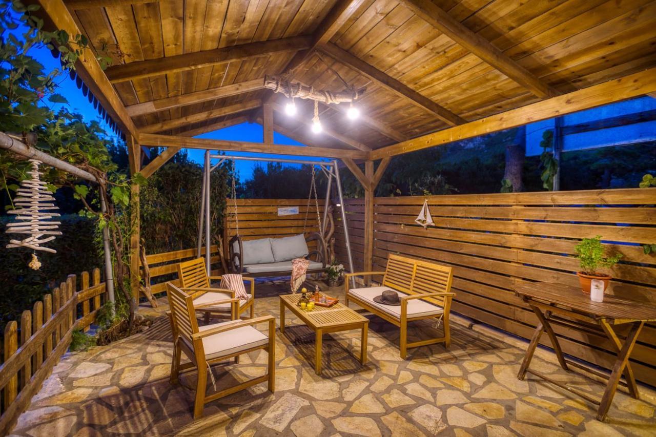 Christinas Apartments Agios Matthaios  ภายนอก รูปภาพ