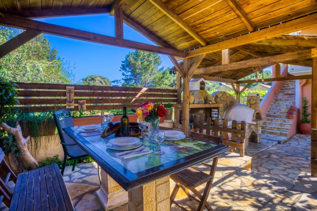Christinas Apartments Agios Matthaios  ภายนอก รูปภาพ