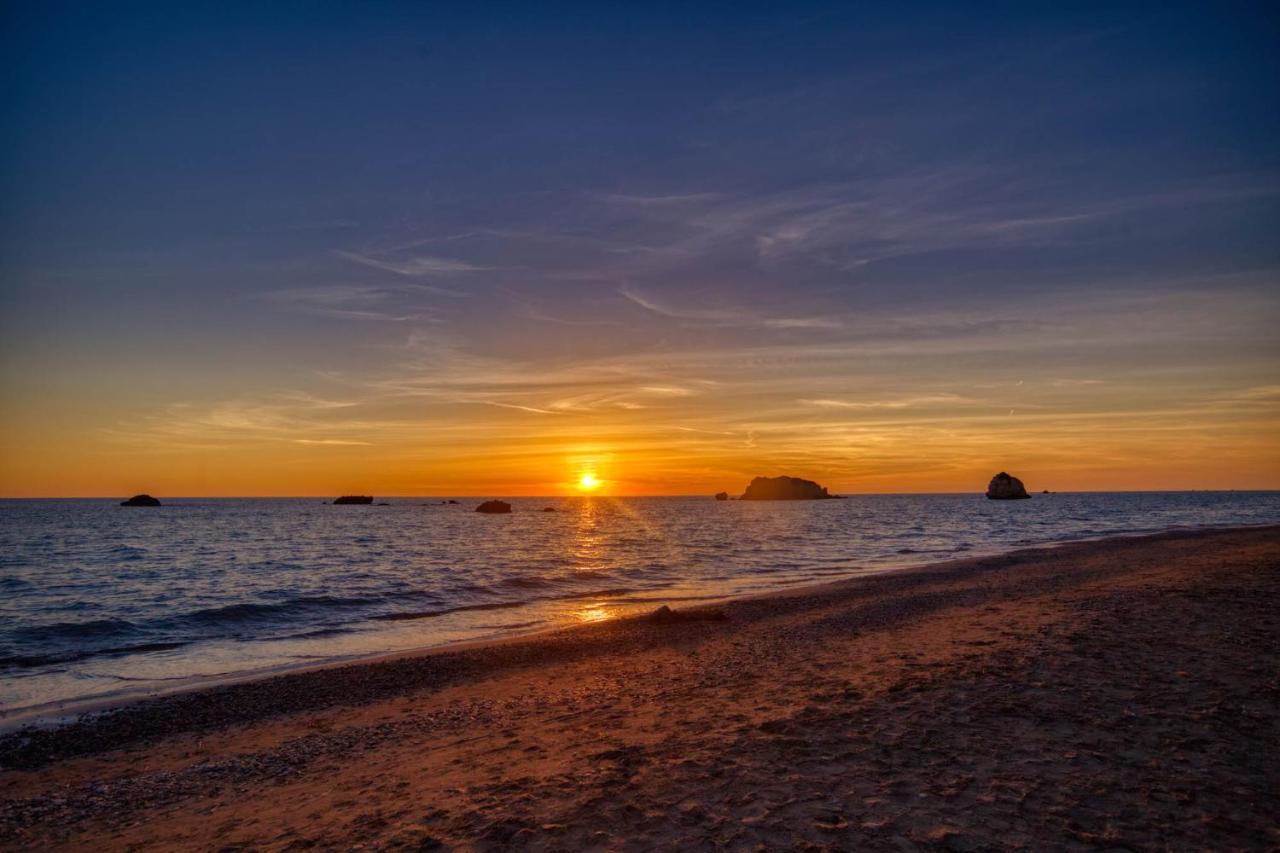 Christinas Apartments Agios Matthaios  ภายนอก รูปภาพ