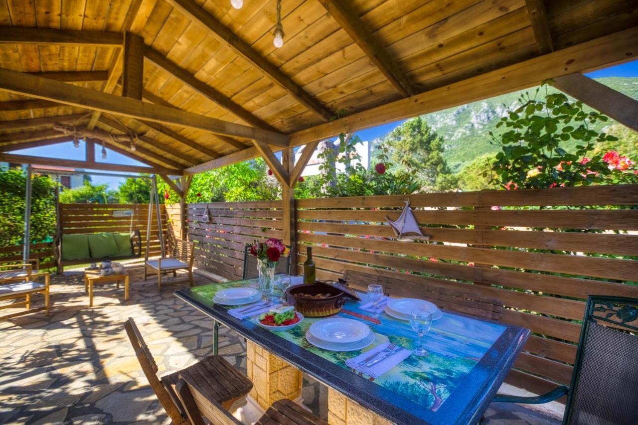 Christinas Apartments Agios Matthaios  ภายนอก รูปภาพ