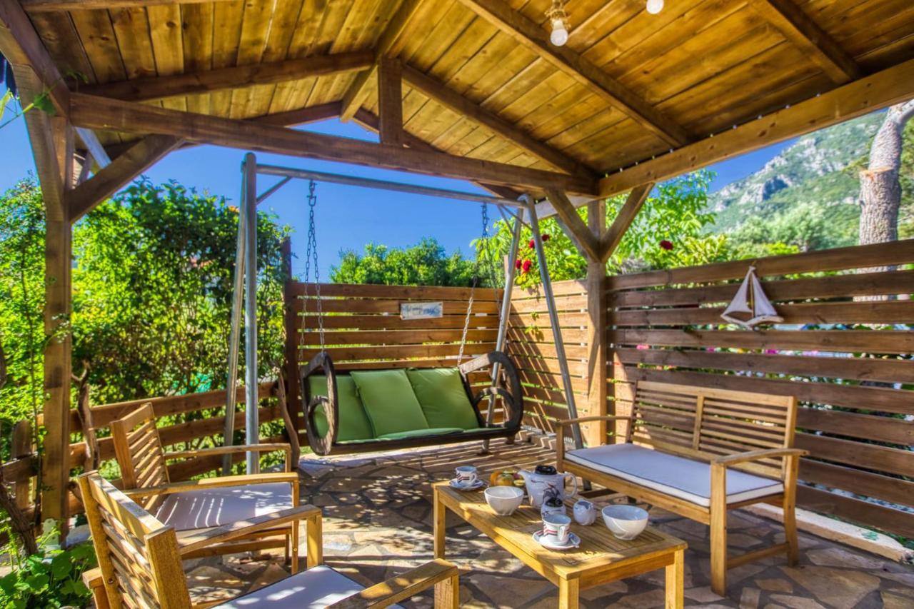 Christinas Apartments Agios Matthaios  ภายนอก รูปภาพ