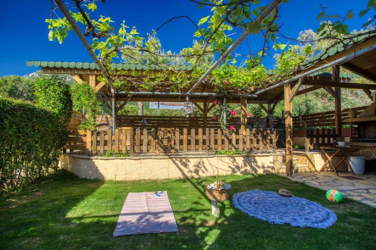 Christinas Apartments Agios Matthaios  ภายนอก รูปภาพ