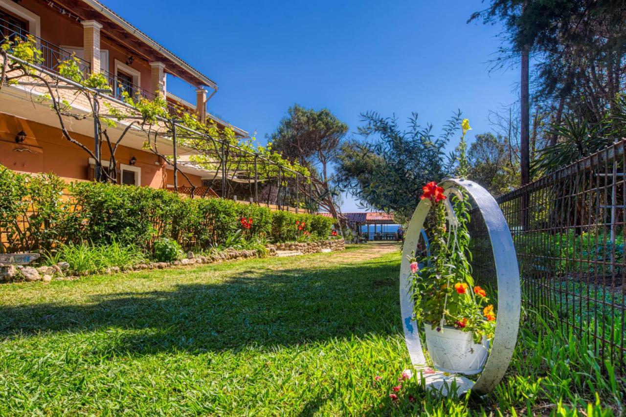 Christinas Apartments Agios Matthaios  ภายนอก รูปภาพ