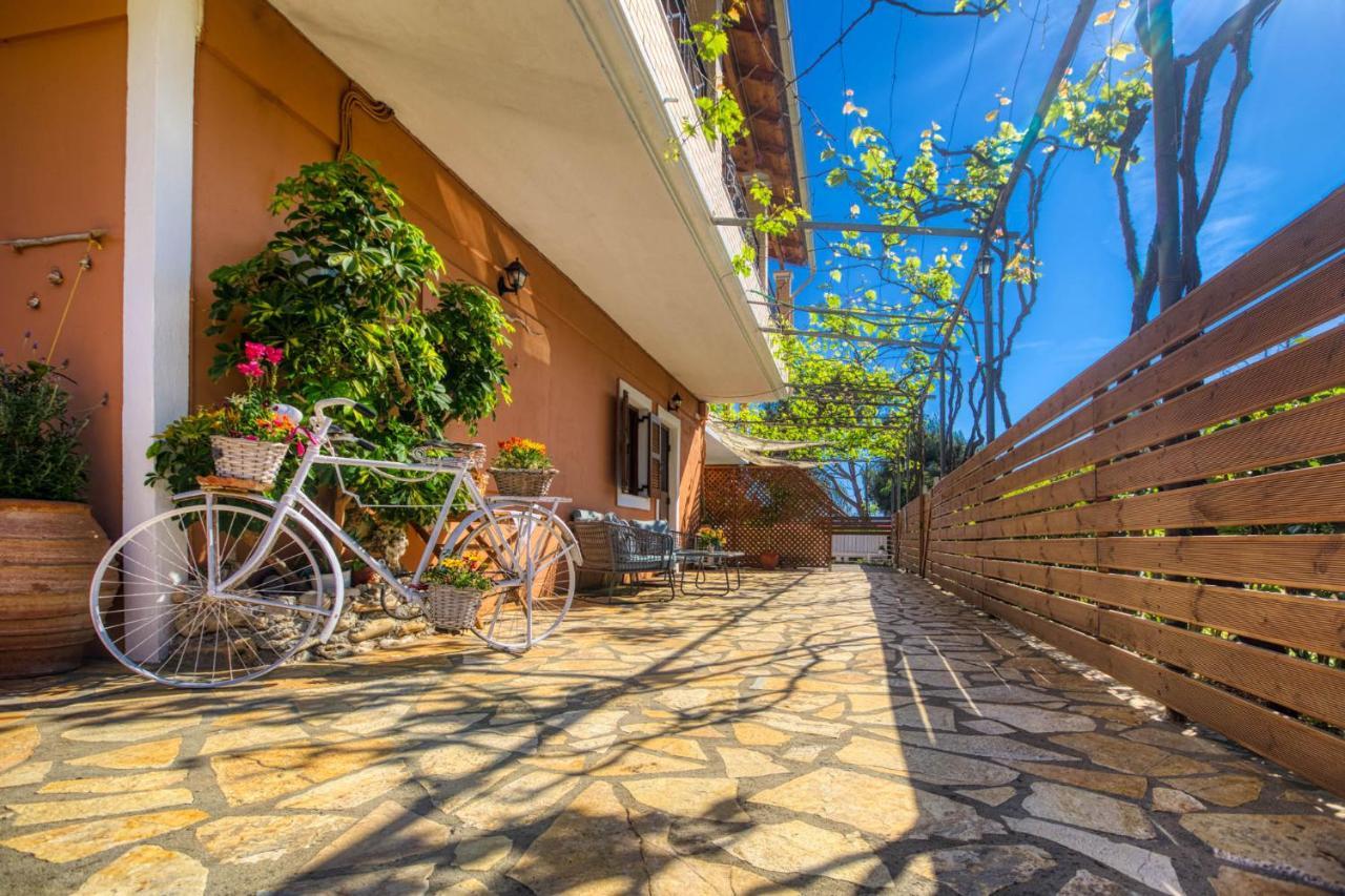 Christinas Apartments Agios Matthaios  ภายนอก รูปภาพ