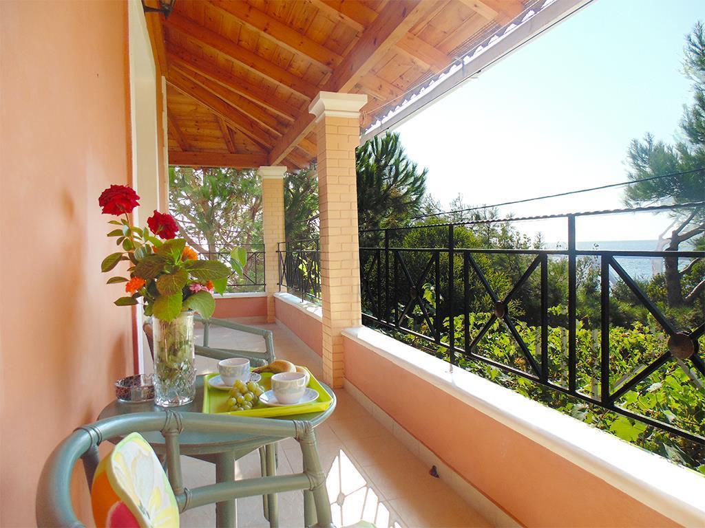 Christinas Apartments Agios Matthaios  ภายนอก รูปภาพ