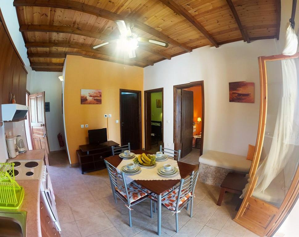 Christinas Apartments Agios Matthaios  ภายนอก รูปภาพ