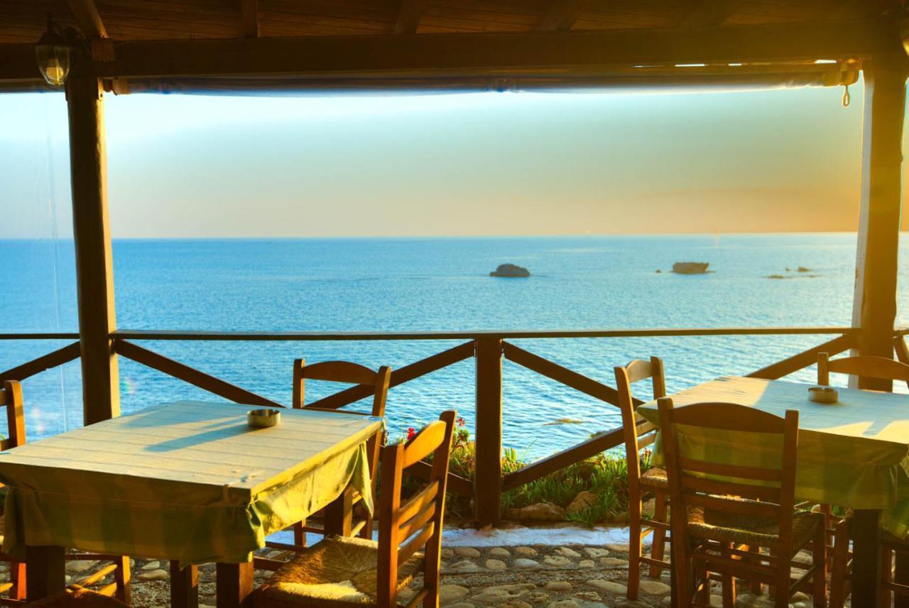 Christinas Apartments Agios Matthaios  ภายนอก รูปภาพ
