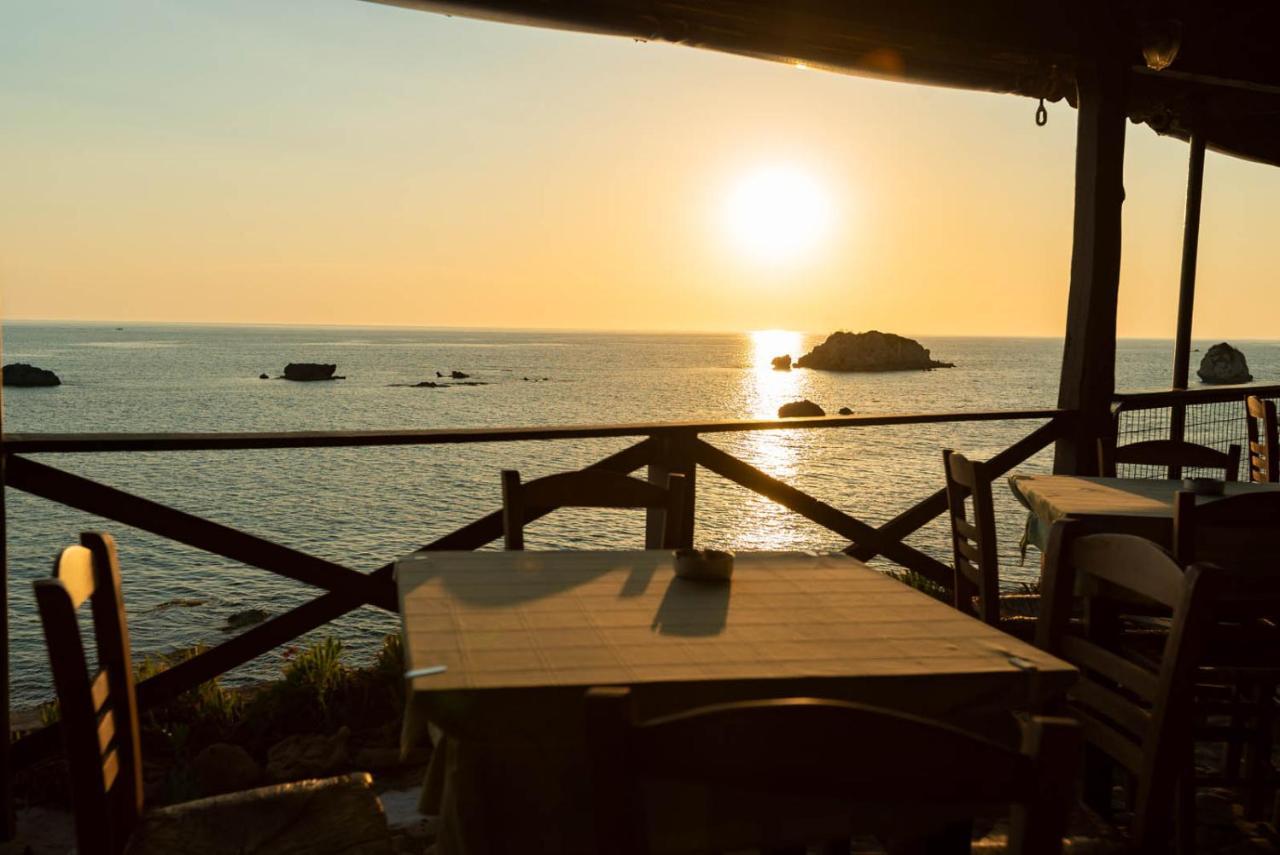 Christinas Apartments Agios Matthaios  ภายนอก รูปภาพ